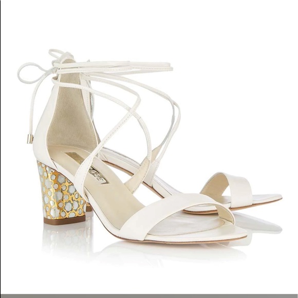 Elegant Cream Sandals with Gold Accents - Picture 1 of 9